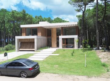 Casa · 373m² · 6 Ambientes · Casa en Venta, Pinamar Norte, 5 Dorm. C/ Jardín y Pileta