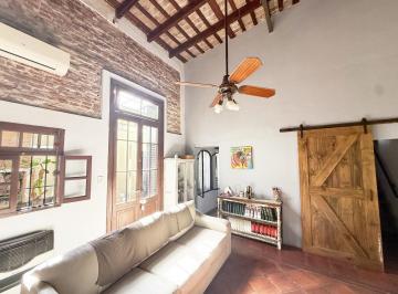 Casa · 83m² · 4 Ambientes · Casa de Pasillo en Venta, Barrio Martin, Rosario, 2 Dorm.