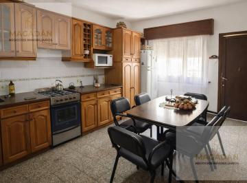 Casa · 209m² · 5 Ambientes · 2 Cocheras · Casa en Ramos Mejia