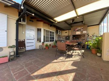 Casa · 115m² · 3 Ambientes · 3 Cocheras · Hermosa Casa y Locales en Venta