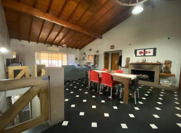 Casa · 115m² · 3 Ambientes · 3 Cocheras · Hermosa Casa y Locales en Venta