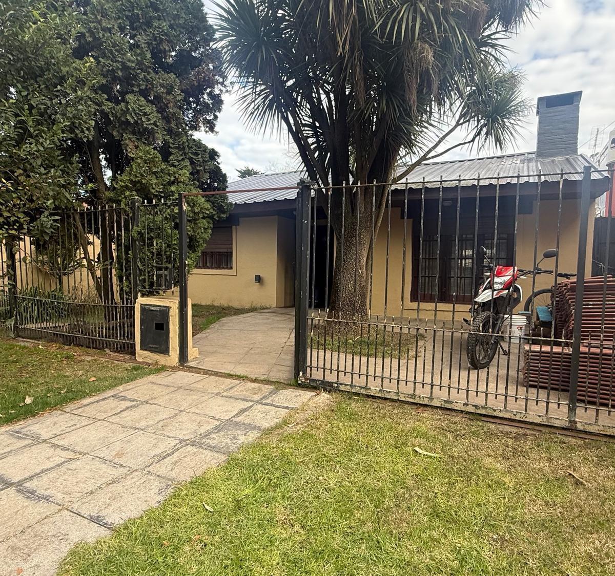 Chalet 4 amb, 202m² en La Florida con patio y entrada para auto