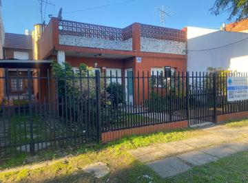 Casa · 166m² · 6 Ambientes · 2 Cocheras · Dos Casas Sobre Lote de 10 Mx28 m