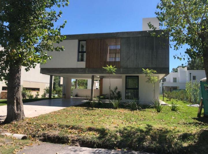 Casa · 50m² · 4 Ambientes · 4 Cocheras
