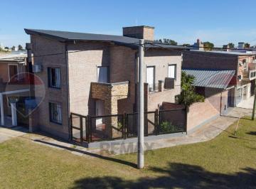 Casa · 145m² · 4 Ambientes · 2 Cocheras · Casa en Venta en Santo Tomé. 3 Dorm en Esquina