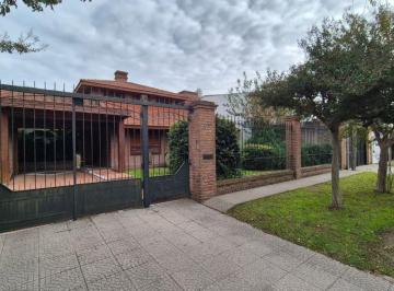 Casa de 8 ambientes, La Plata · En Venta! Importante Propiedad en Excelente Zona de Gonnet, de 4 Dormi, Parque y Piscina. 484 y 23