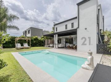 Casa · 170m² · 5 Ambientes · 5 Cocheras · Venta Casa 5 Ambientes con Pileta en Los Arces La Cañada de Pilar