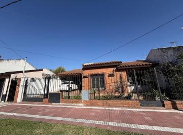 Casa · 127m² · 4 Ambientes · 2 Cocheras · Casa de 4 Ambientes con Garage, Patio y Terraza en Lindo Barrio