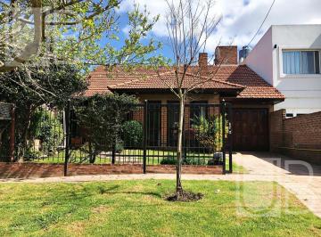 Casa · 3 Ambientes · 2 Cocheras · Venta - Casa en Punta Mogotes - Mar del Plata