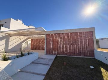 Casa · 92m² · 3 Ambientes · 2 Cocheras · Casa en Venta en Solares de Manantiales.2 Dorm. en Pb