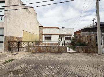 Casa · 175m² · 4 Ambientes · 4 Cocheras · Casa de 2 Dorm. con Gran Jardín. Tinglado Tipo Galpón Al Fondo. Entrada Vehicular