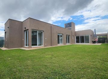 Casa · 154m² · 4 Ambientes · 2 Cocheras · Casa en Venta 3 Dorm. B° Portal Andino Maipu