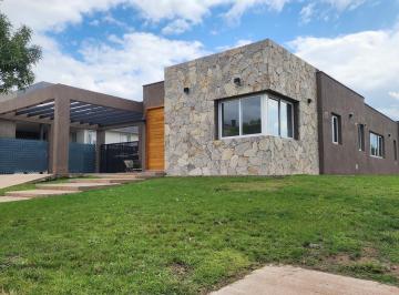 Casa · 154m² · 4 Ambientes · 2 Cocheras · Casa en Venta 3 Dorm. B° Portal Andino Maipu