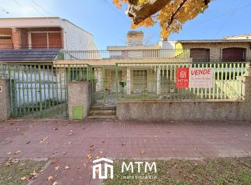 Casa · 393m² · 3 Dormitorios · 1 Cochera · Casa en Venta Rosario, Alberdi.