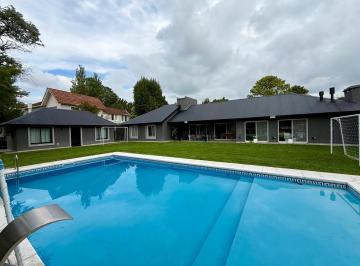 Casa · 170m² · 6 Ambientes · 1 Cochera · Casa en Venta Club El Carmen
