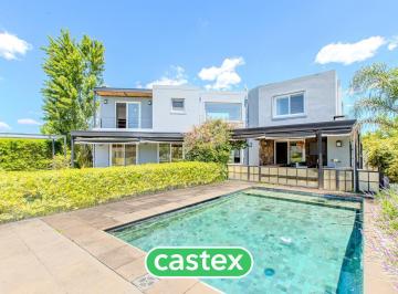 Casa · 325m² · 5 Ambientes · 2 Cocheras · Casa Al Agua en Canton Islas
