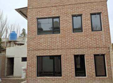 Casa · 224m² · 5 Ambientes · 1 Cochera · Vende Complejo Para Inversion en Cinco Saltos