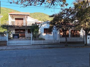 Casa · 186m² · 5 Ambientes · 3 Cocheras · Venta de Casa, 3 Dorm. 3 Baños, Carlos Paz, con Cochera y Pileta