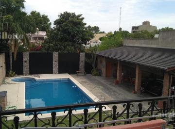 Casa · 250m² · 5 Ambientes · 1 Cochera · Hermosa Casa C/ Quincho, Parque y Pileta