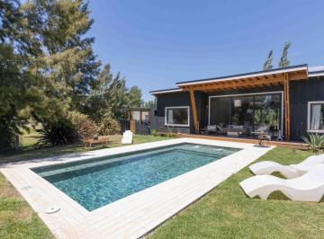 Casa · 190m² · 4 Ambientes · 2 Cocheras · Casa Estilo Californiano en Fincas de San Vicente Golf | Pileta Bali, Galería y Vida Indoor - Outdoor