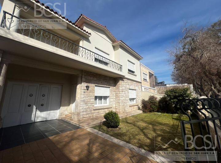Casa · 438m² · 12 Ambientes · 2 Cocheras