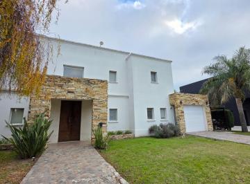 Casa · 220m² · 5 Ambientes · 5 Cocheras · Casa Apto Credito en El Centauro Canning
