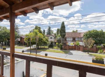 Casa · 145m² · 5 Ambientes · 1 Cochera · Casa Estilo Colonial con Personalidad en Av Espora 428 – Adrogué | Pisos Tarugados y Diseño Clásico