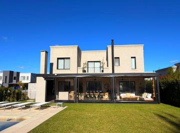 Casa · 185m² · 5 Ambientes · 3 Cocheras · Casa en Santa Ana