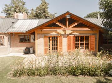 Casa · 166m² · 5 Ambientes · 1 Cochera · En Venta | Casa de 3 Dorm. y Estudio | Apto Crédito Hipotecario | Parque - Quincho | Plottier