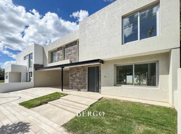 Casa · 213m² · 3 Dormitorios · 2 Cocheras · Venta - Casa a Estrenar 3 Dorm. 3 Baños - Jardín de Las Tejas
