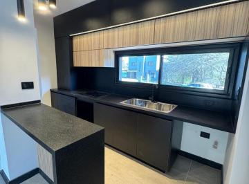 Casa · 198m² · 4 Ambientes · Venta de Casa a de 3 Dorm. a Estrenar en Maitenes de La Deseada