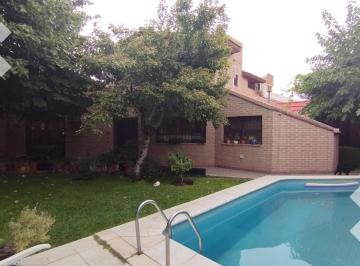 Casa · 279m² · 8 Ambientes · 2 Cocheras · En Venta Casa 4 Dorm. con Pileta, B°cumelén, Neuquén