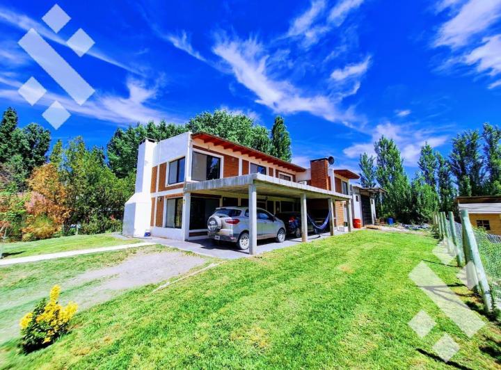 Casa · 410m² · 9 Ambientes · 1 Cochera
