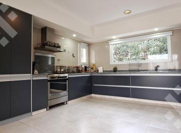 Casa · 315m² · 6 Ambientes · 2 Cocheras · Casa 4 Dorm., con Piscina, Cochera y Quincho. Apta Crédito Hipotecario. Comahue Golf, Neuquen