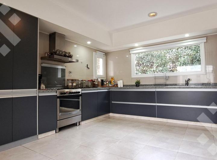 Casa · 315m² · 6 Ambientes · 2 Cocheras