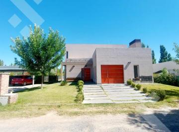 Casa · 230m² · 5 Ambientes · 2 Cocheras · Venta Casa 3 Dorm. en Barrio Privado Jockey General Roca