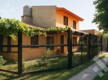 Casa · 138m² · 5 Ambientes · 1 Cochera · En Venta, Casa de 3 Habitaciones y Quincho, Plottier.