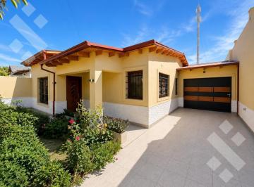 Casa · 188m² · 4 Ambientes · 1 Cochera · Venta Casa 2 Dorm. con Pileta y Cochera - Don Bosco 200 - Centro - Cinco Saltos