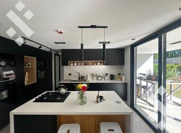 Cocina completa, equipada con Isla · En Venta, Casa de 3 Dorm., Quincho Completo y Pileta, B° Laguna Blanca, Plottier.
