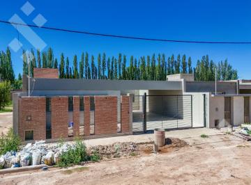 Casa · 141m² · 5 Ambientes · 2 Cocheras · Casa en Perticone