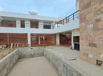 Casa · 400m² · 6 Ambientes · 2 Cocheras · Casa a Terminar, Más de 500 m² Construidos. Capellán Al 300. Cipolletti - Río Negro.