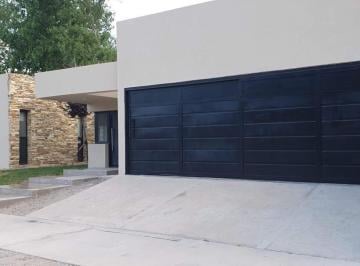 Casa · 210m² · 4 Ambientes · 1 Cochera · Venta Casa 2 Dormis - Bº El Ceibal - Plottier