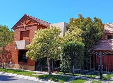 Casa · 277m² · 7 Ambientes · 4 Cocheras · Venta Casa Nivel Gerencial 3dorm - Piscina - B° Jardines del Rey - Neuquén