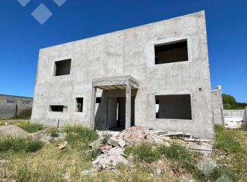 Casa · 194m² · 6 Ambientes · 1 Cochera · Venta Casa Tres Dorm. a Terminar - Piedras Blancas - Gral Fernández Oro