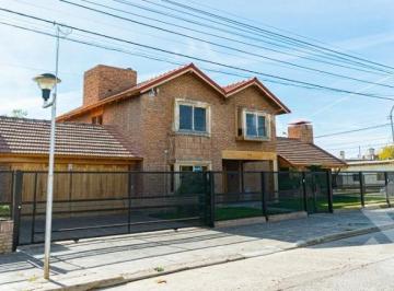 Casa · 450m² · 8 Ambientes · 2 Cocheras · Casa en Venta en El Centro de Allen, Prov. de Río Negro. 8 Amb, Quincho, Patio, 3 Baños, 2 Toilettes