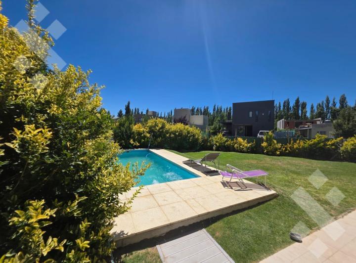 Casa · 170m² · 4 Ambientes · 2 Cocheras