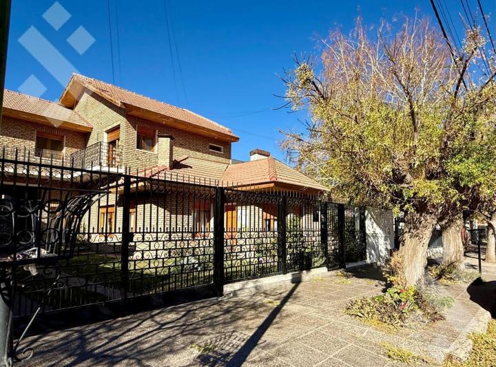 Casa · 463m² · 8 Ambientes · 3 Cocheras