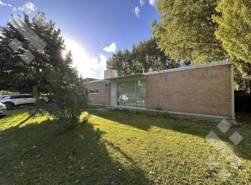 Casa · 140m² · 4 Ambientes · 1 Cochera · En Venta | Casa de 3 Dorm. con Galeria | Barrio Fincas de Plottier