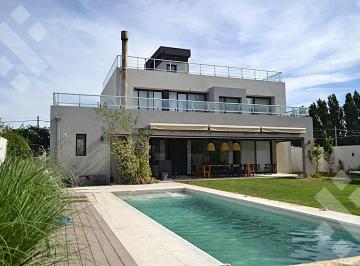 Casa · 290m² · 6 Ambientes · 2 Cocheras · Venta Casa 4 Dorm. C/ Piscina Neuquen