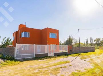 Casa · 180m² · 8 Ambientes · 1 Cochera · Casa en Cinco Saltos